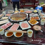 吃一顿正宗重庆火锅，醇厚的牛油锅底加上新鲜食材，真是爽歪歪。