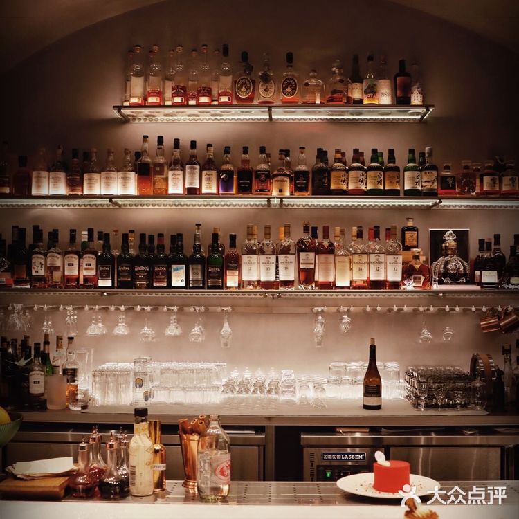 映入眼帘的竟然是梦幻Bar,每日18点营业,周二