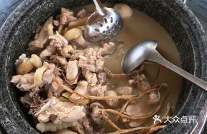 Five-fingered Mulberry Stone Pot Chicken