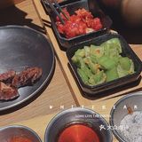 眼前一亮的黑炸鸡蘸粉色酱料🩷🖤