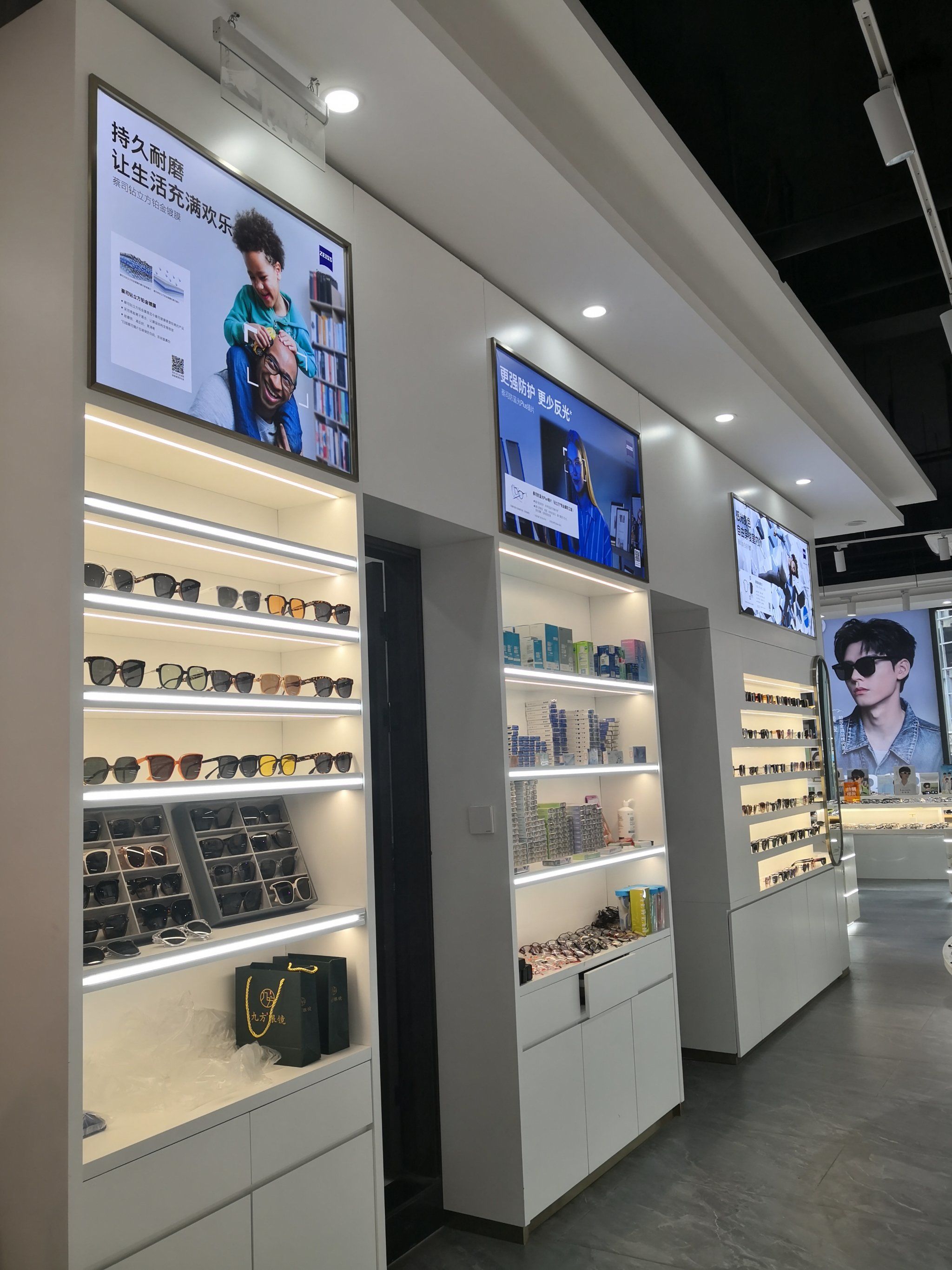 眼镜店摆放好整齐