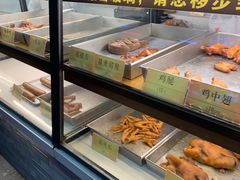 面包甜点陈列柜-四季小馆·地道北京小吃(广百店)