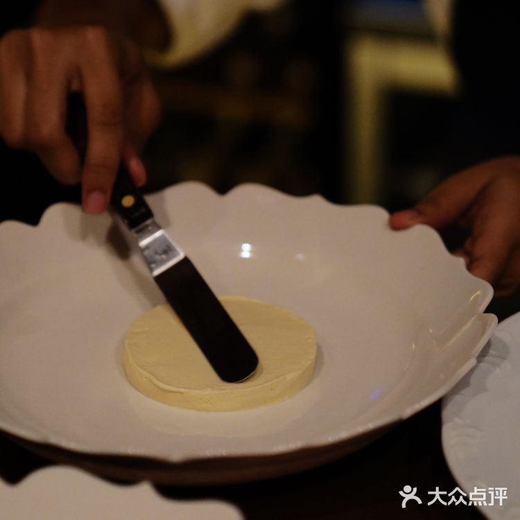 搭配煎蛋造型的迷迭香和芒果酱 萌!