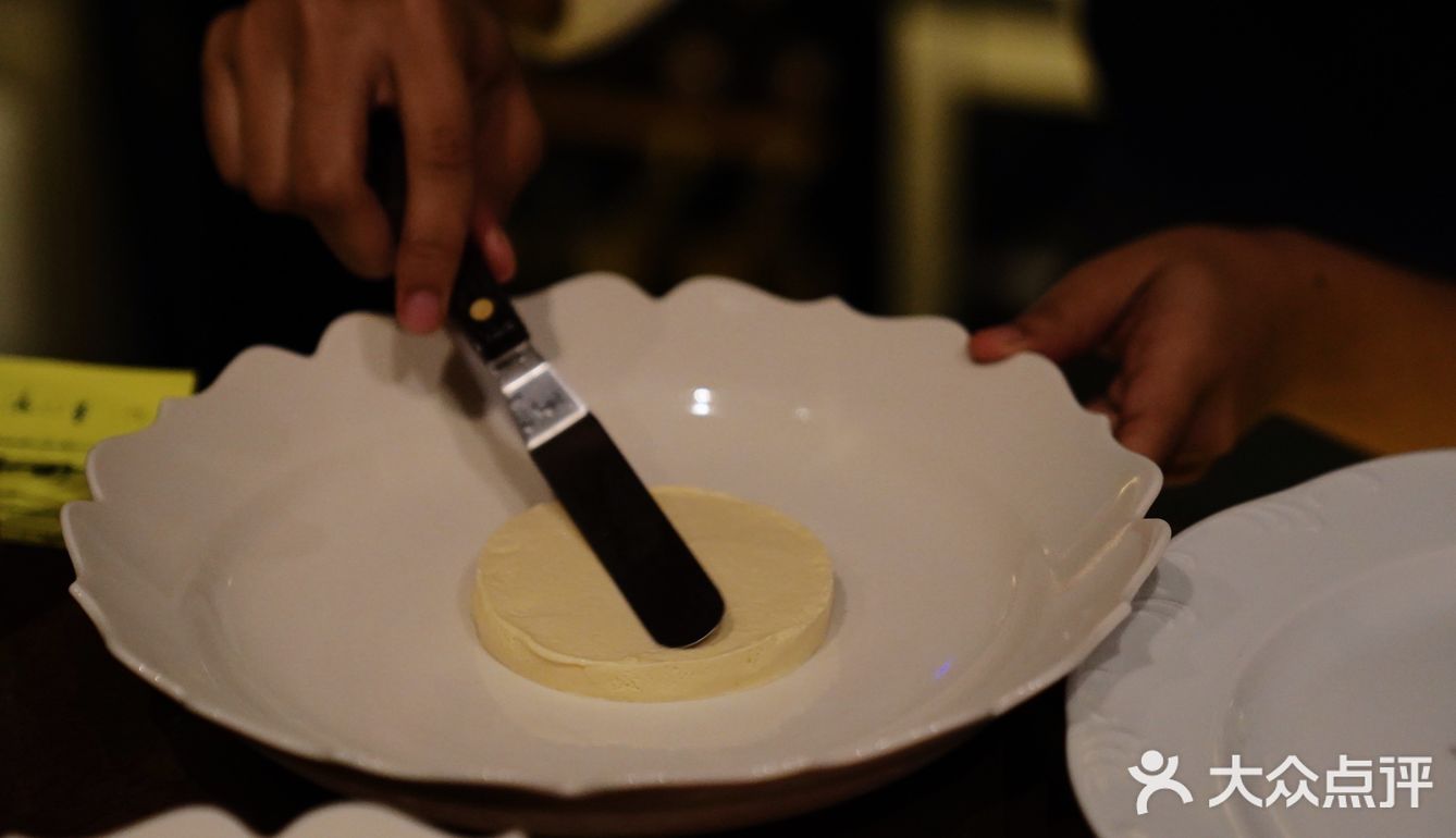 搭配煎蛋造型的迷迭香和芒果酱 萌！