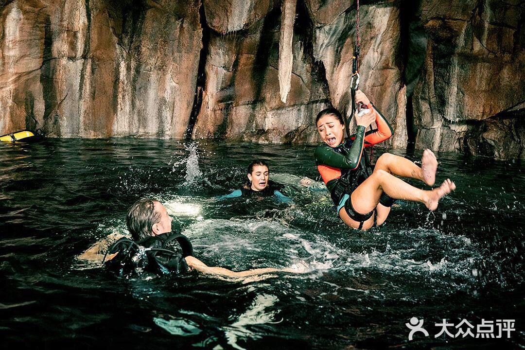 《鲨海逃生》在几个海底秘道中寻找出口的戏码