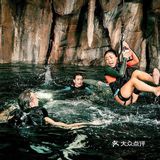 《鲨海逃生》在几个海底秘道中寻找出口的戏码