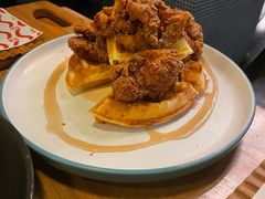 香辣炸鸡配华夫饼-悠航SLOWBOAT(三里屯店)