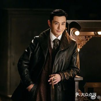 动不动再咧一下嘴，马上出来两个大酒窝，笑意就更浓了