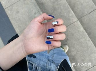 磨砂宝石蓝真的很显手白，然后我的食指跟无名指是做的乳