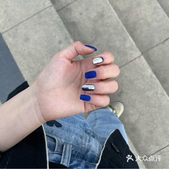 磨砂宝石蓝真的很显手白,然后我的食指跟无名指是做的乳