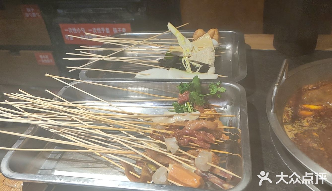 底下全是豆芽，他们家冒菜还是有点辣