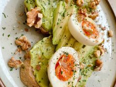 牛油果煮蛋吐司-RAC BAR(安福路店)