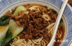Old Guangdong Mushroom-flavored Braised Pork Noodles