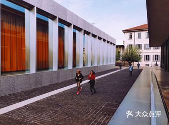 经过为期3 年的建设完成并开放，除白色主楼楼外