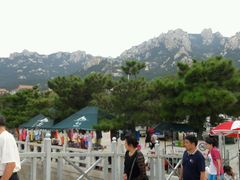 背靠群山-仰口沙滩