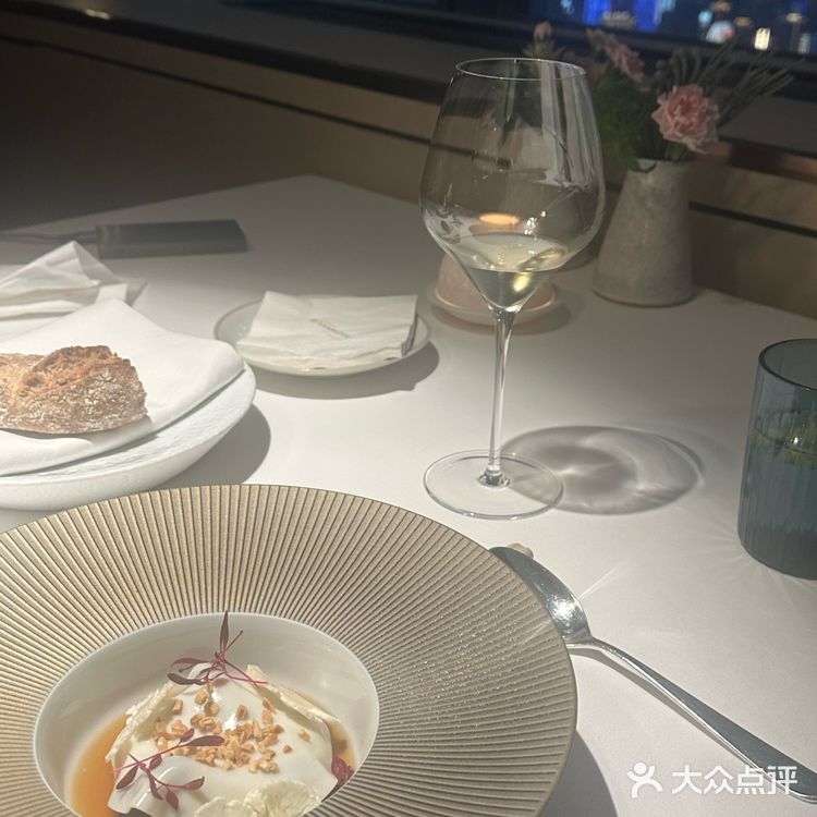 男朋友邀请我一起来体验莱美露滋 68楼风景真的很漂亮