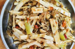 Bamboo Shoots Stir-Fried with Pickled Cabbage