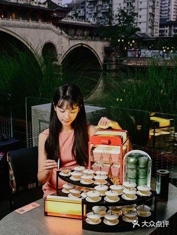 大大的外摆，装满岁月静好。随处落座，背景是廊桥