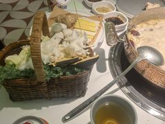 -洪氏嗨捞·广东猪肚鸡·椰子鸡火锅(西咸万象城店)
