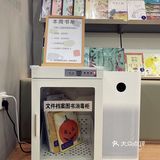 与其说是书店，不如说是精致的阅读空间