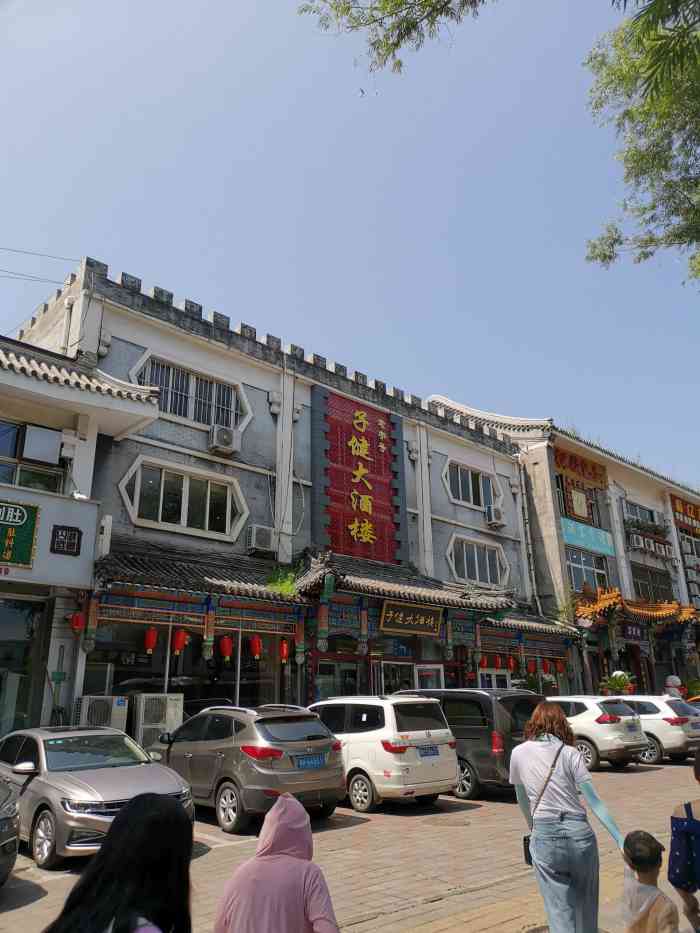 的,二楼用餐环境更好更宽敞,干净卫生 地理位置挺方便的,附近有小超市