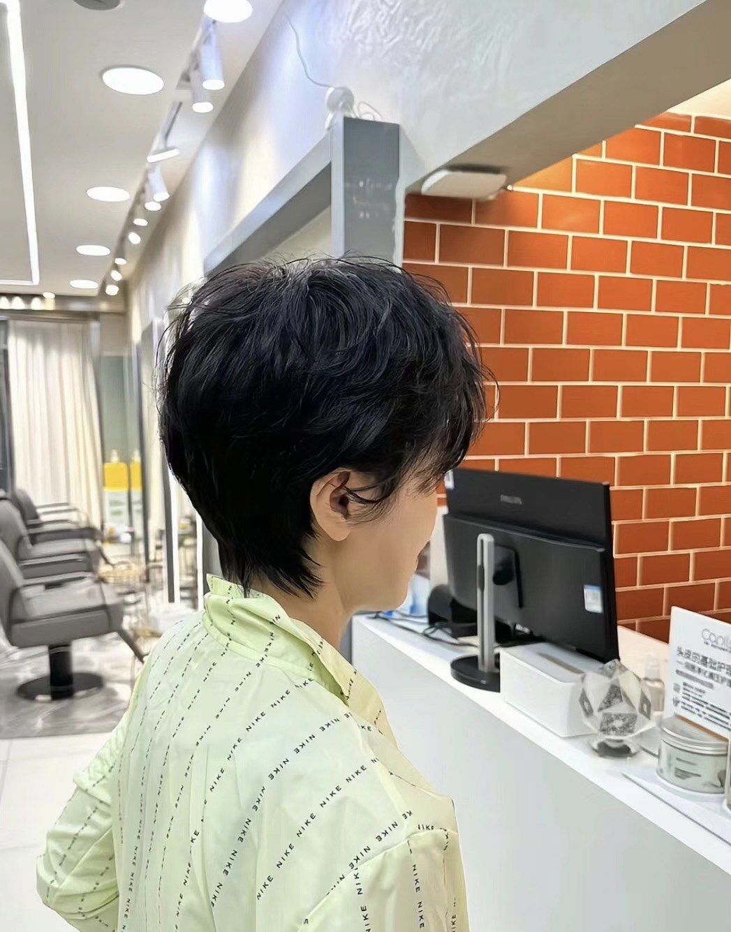 酷飒女生短发纹理烫:挂耳短发的