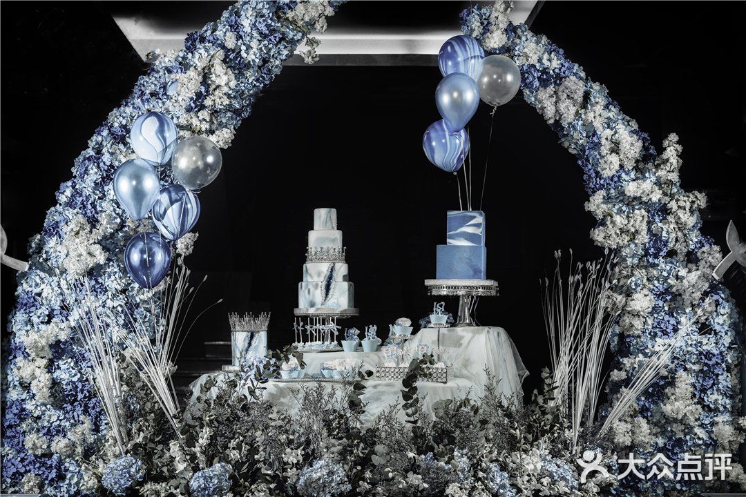 考虑中间仪式区做的大型吊顶效果