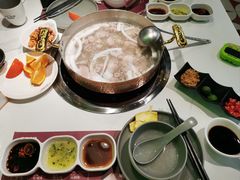 -洪氏嗨捞·广东猪肚鸡·椰子鸡火锅(西咸万象城店)