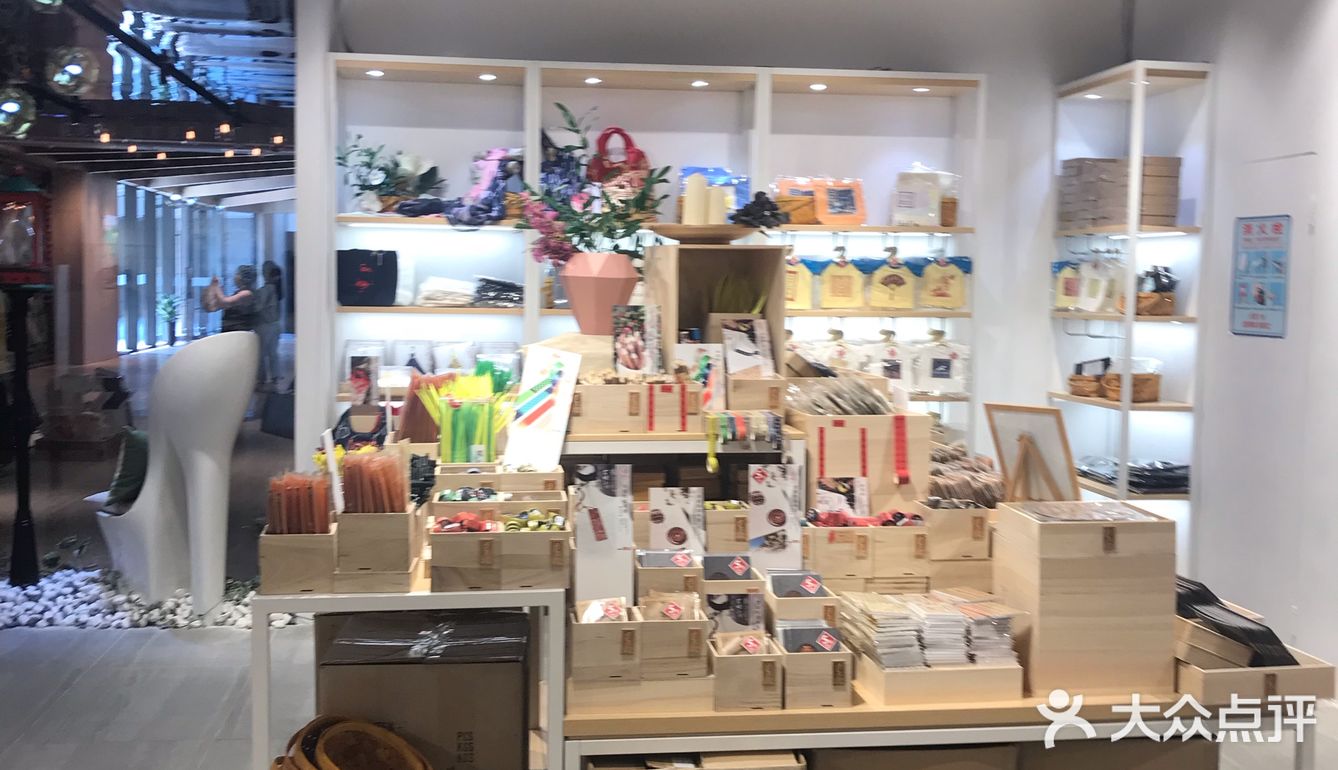 我也没怎么留意店名逛着逛着就走进去看看了