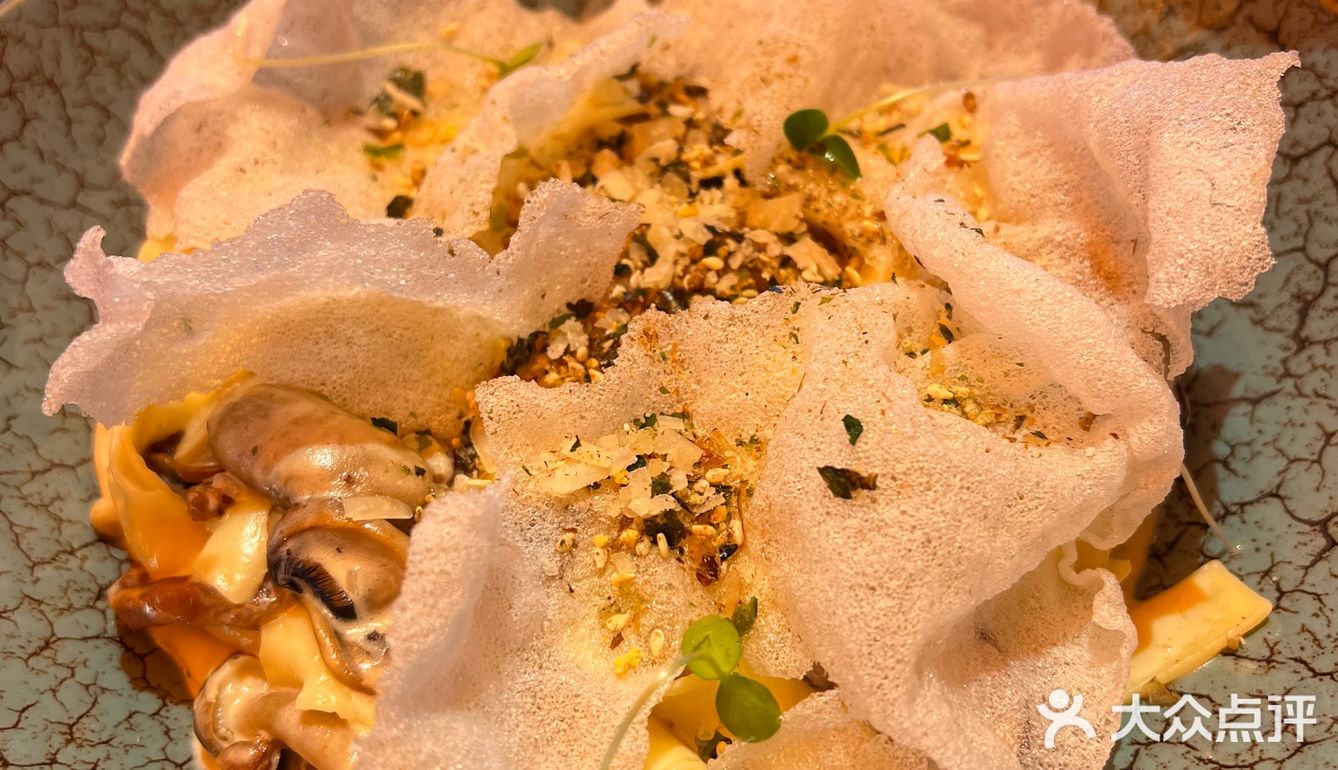 世豪二期里面洽个午饭。来吃这家新开的餐酒吧