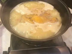 浓厚原只鸡煲花胶汤-鲜入围煮花胶鸡海鲜火锅