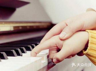 会弹钢琴的人都附带男神范女神范