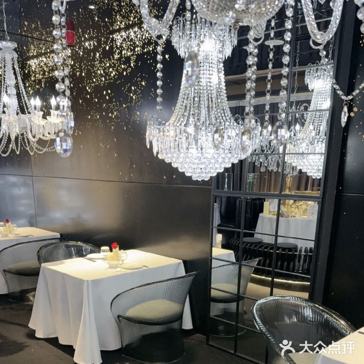 月下品味美食时光