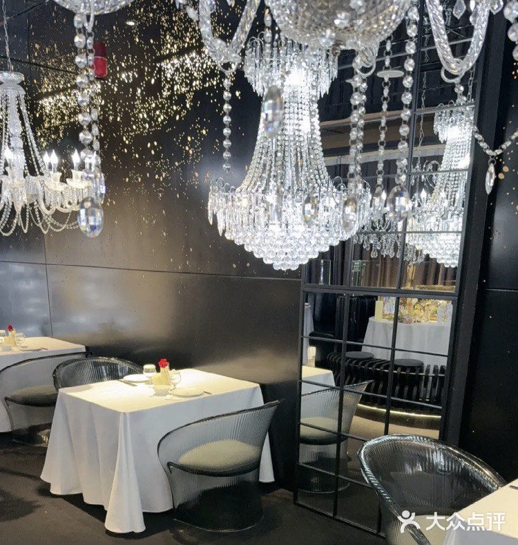 月下品味美食时光