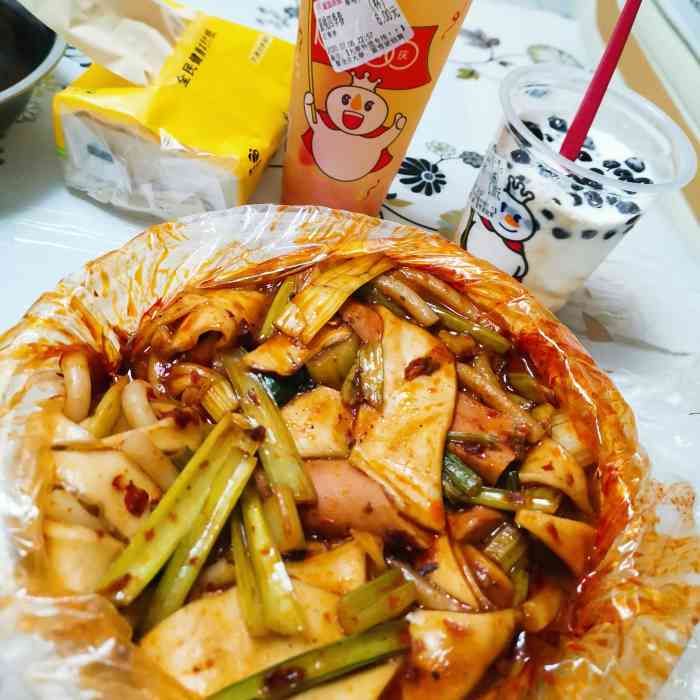 杨家酱米粉开分店啦在格林小街 奎屯第二家8号试营业 味道很赞 环境也