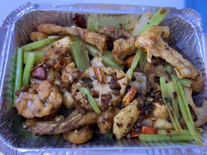 打分 点的外卖,招牌干锅牛蛙(2只装),牛蛙味道不错,里面配菜有年糕,藕