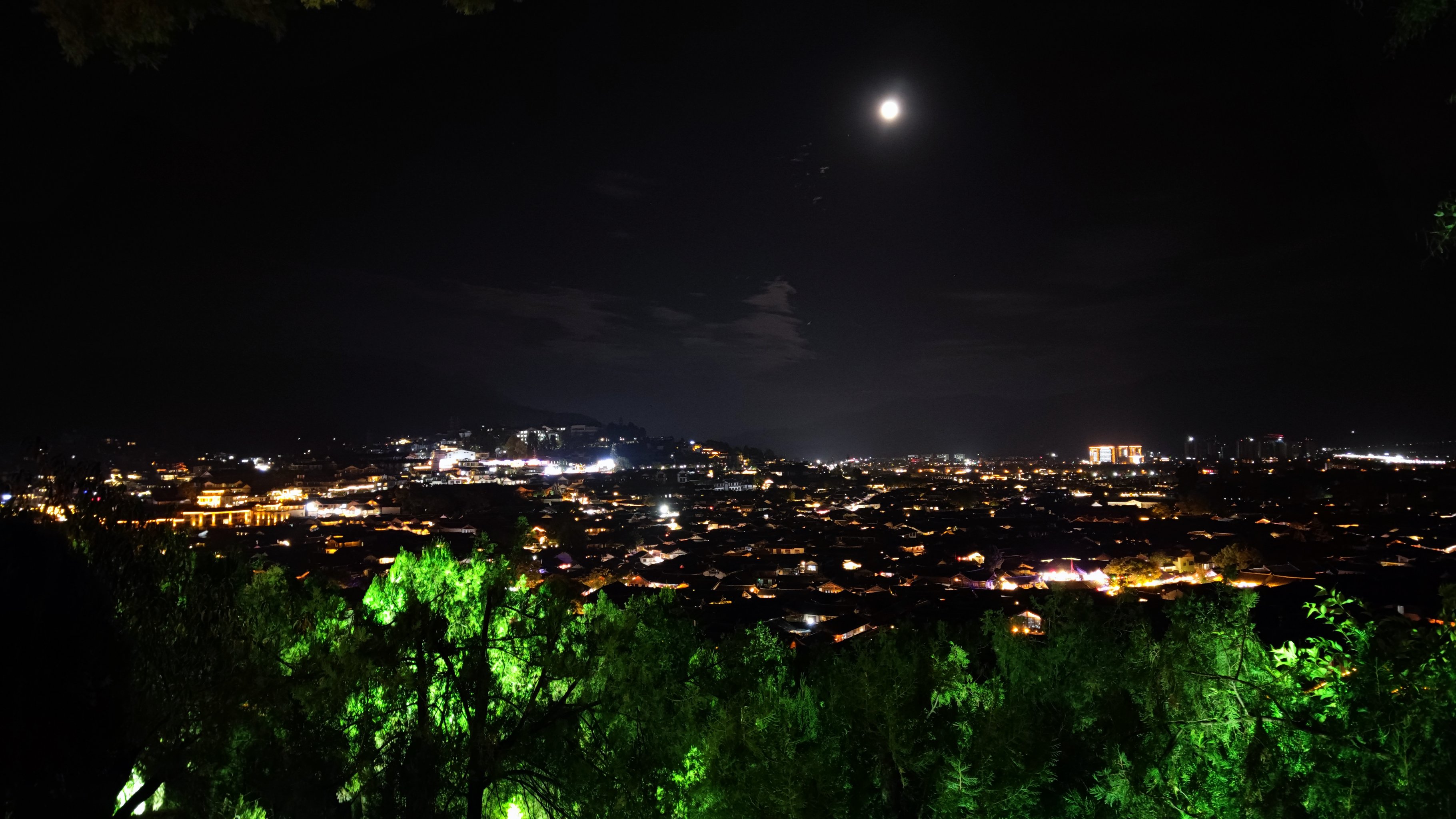 丽江狮子山夜景图片