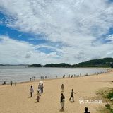 蛏子肉肥嘟嘟的，咬下去汁水四溅。黄鱼汤炖得奶白奶白的