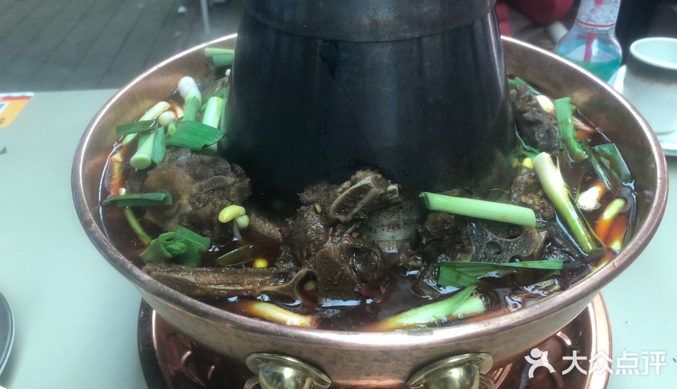 不愧是老牌的大成烧烤晚上坐满了