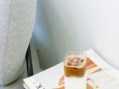 生牛乳白桃拿铁-YECLIP COFFEE黄色回形针咖啡