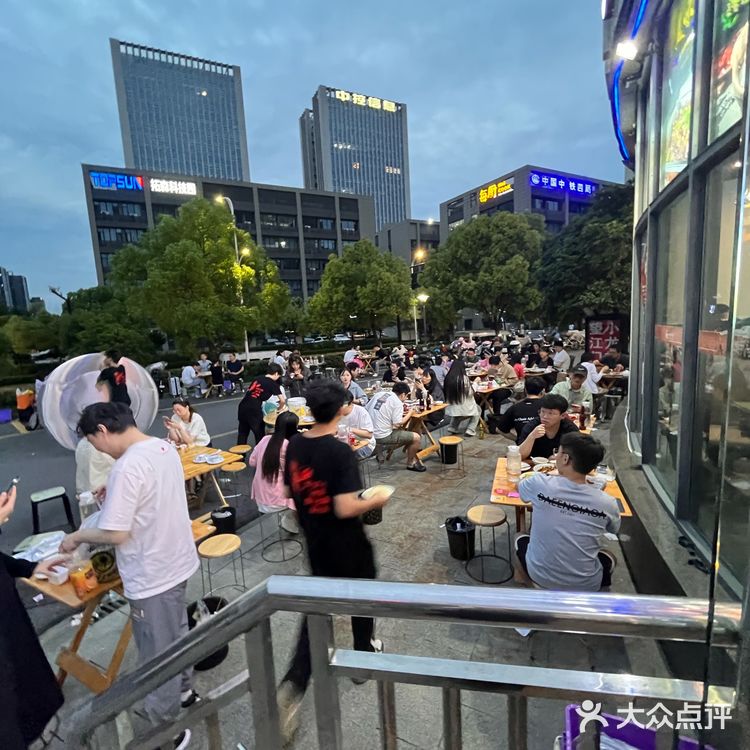 这家小龙虾真不愧是排队王…