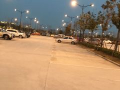 -奕欧来上海购物村停车场