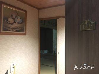 其他人都是正常标间，只有我们……