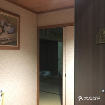 其他人都是正常标间，只有我们……