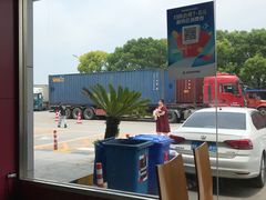 -临港服务区·停车场