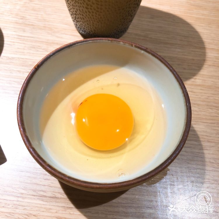 肉和甜品是需要点餐的，其他的菜品和饮料是自助形式的！