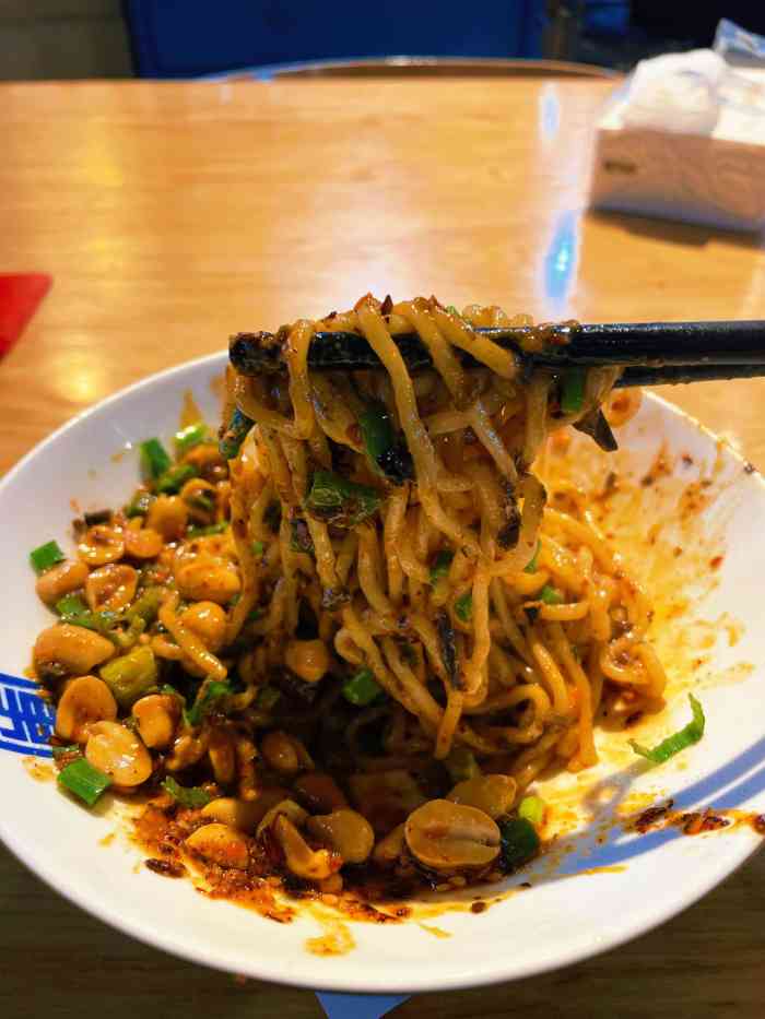 正东担担面(解放碑总店)-"在赛格大厦旁边,环境还不错,面量不是很大.