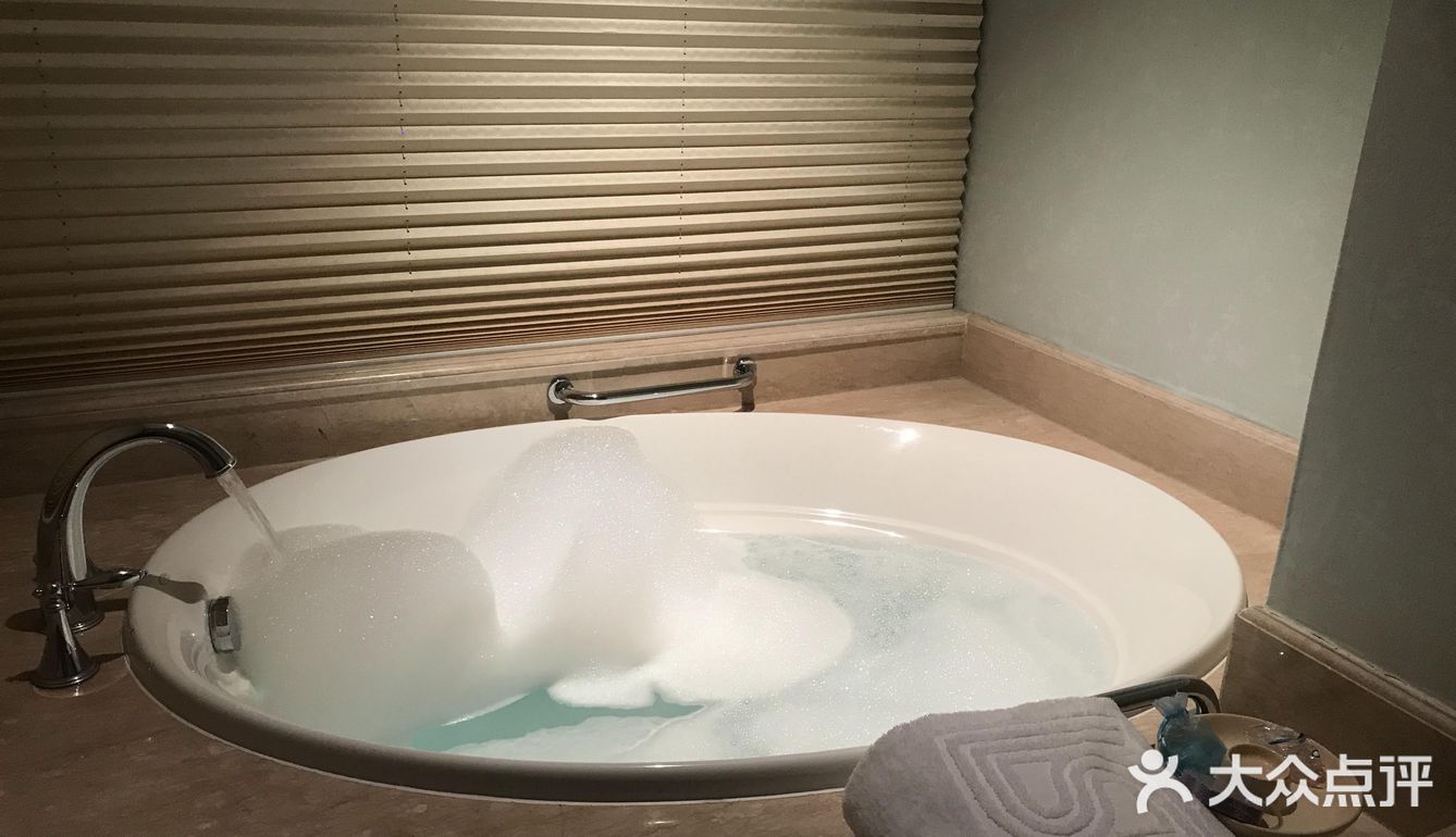 可以带孩子去海边玩沙子。酒店里的自助餐我觉得一般