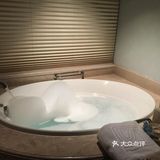 可以带孩子去海边玩沙子。酒店里的自助餐我觉得一般