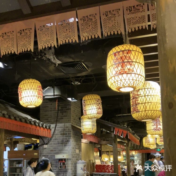 南京大排档是一家很棒的餐厅。这里的菜品非常丰富